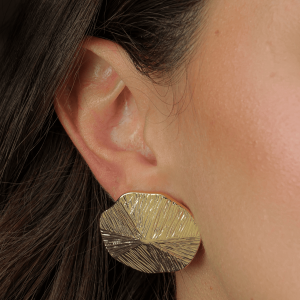 Brinco Dourado de Círculo Assimétrico com Ranhuras